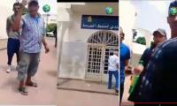 شجار بين مواطن غاضب و موظف كان غائبا عن مكتبه