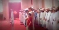 بالفيديو..مجموعة يؤدون صلاة غريبة بأحد مساجد المدينة المنورة