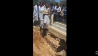 بالفيديو : مراسيم دفن الأسطورة عبد المجيد الظلمي