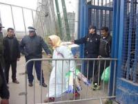 معاناة المغربيات اللواتي يعبرن يوميا إلى مدينة مليلية على “نيويورك تايمز"