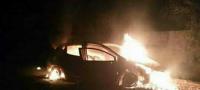 خطير... عصابة تطارد سيارة خفيفة وتضرم النار فيها  وهذا ما فعله صاحبها