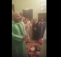 شاهد الملك محمد السادس يفاجئ الجميع في حفل زفاف بطنجة