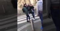 بالفيديو.. رد فعل غريب لفتاة لحظة الاعتداء على صديقها في الشارع