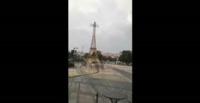 برج إيفل الصيني يثير الفوضى خارج مول تجاري (فيديو)