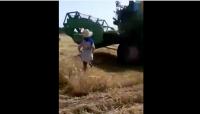 فيديو صادم لسيدة أضرمت النار في محصول للقمح وحاولت الانتحار أمام آلة درس بسبب خلاف أسري