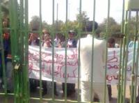 طلبة جامعيون بسطات يحتجون