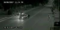 شخص يظهر من العدم لإنقاذ فتاة من حادث سيارة (فيديو)