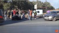 سيارة متوقفة على الطريق بشكل غير قانوني تتسبب في حادثة سير بالخميسات