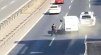 فيديو يحبس الانفاس لشخص يعبرطريقا سريعا بطريقة متهورة (فيديو)