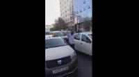 سائق "طاكسي" يصرخ وسط الشارع العام "الله ياخد الحق" وها علاش (فيديو)