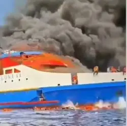 حريق يلتهم سقينة ويجبر المئات على القفز في البحر