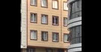 مارة ينجحون في إنقاذ طفل صغير من الموت (فيديو)