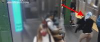 لحظة دفع امرأة لسيدة أخرى  باتجاه القطار القادم (فيديو)