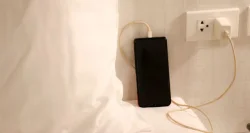 انفجار هاتف ذكي أثناء شحنه يتسبب في مقتل صاحبه بالهند