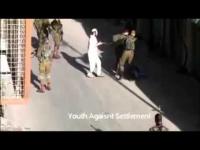 بالفيديو.. جنود الاحتلال يدسّون سكيناً تحت رأس شهيد فلسطيني