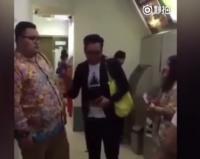 بالفيديو: صيني يحاول إدخال بطاقة الصراف في بطن رجل
