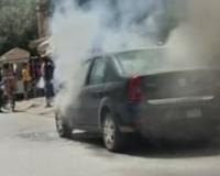 بالفيديو... النيران تشتعل بسيارة رسمية وسط حي شعبي بهذه المدينة
