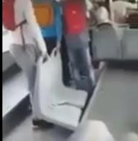 قاصرين اقتلعوا كرسي من الحافلة و كانو بغاو يسرقوه بمدينة سلا