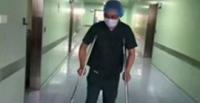 بالصور.. طبيب يجري عملية جراحية لمدة ساعتين على ساق واحدة