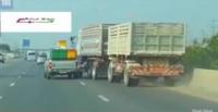 بالفيديو والصور.. تخبط شاحنة على الطريق يتسبب في حادث مروع