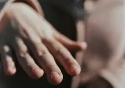 عادة بسيطة قد تقتل.. قضم الأظافر يهدد القلب بعدوى قاتلة