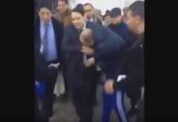 مغاربة يتهافتون على تقبيل يد حفيد حمزة البودشيشي
