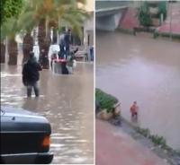 أمطار طوفانية تغرق خريبكة وفيديو شبان يسبحون بالشارع يزلزل الفيسبوك (فيديو)