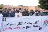 مهنيو النقل السياحي يعلنون دخولهم في "مواجهات" مع شركات القروض.. 