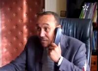 نائب التعليم بخنيفرة يعطى التعليمات لمدير مدرسة بالهاتف امام كاميرا الاولى