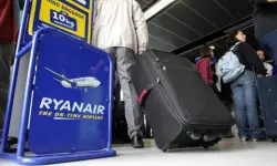 "ريانير" تثير الجدل بقرار مثير.. مكافأة لموظفيها على حساب "حقائب" المسافرين