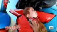صيادون أتراك ينقذون رضيعا في عرض البحر