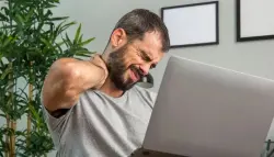 جلوسك الطويل يهدد رقبتك: دراسة تحذّر من الاستخدام المفرط للهاتف والمكتب