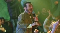 ‬‎الفنان المصري "إيهاب توفيق" يثير الغضب بحفل غنائي بعد وفاة والده