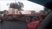 أصاب عطب شاحنته فاستغلها مواطنون لسرقة المشروبات الغازية