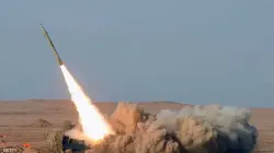 صاروخ حوثي يضرب مطار تل أبيب وإسرائيل تتوعد برد مدمر