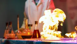 انفجار مروع في مدرسة خلال تجربة علمية يصيب ستة طلاب بحروق خطيرة