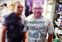 بالصورة: مغربي يلتقي بالملك محمد السادس في صيدلية بباريس .. و هذا مادار بينهما