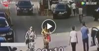 بالفيديو.. لحظة دهس امرأة حاولت اعتراض طريق سيارة