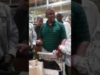 اعتقال وزير داخلية بوتسوانا فى المطار بتهمة الفساد بعد عودته إلى البلاد قادما من دبي