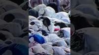 مكة: شخص يدخن السيجارة وسط الصلاة في الكعبة المشرفة و يقوم بحركات غريبة