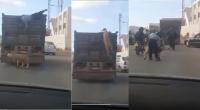شفار حاول سرقة حولي من الشاحنة ..تسبب في كسره و تظاهر بالمساعدة لكن الكاميرا تفضحه