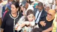الانتخابات في المغرب تحوّل السياسيين فجأة إلى شخصيات شعبية متواضعة
