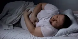 أطباء يحذرون من حبس البول ليلا
