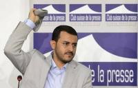 بالفيديو: امرأة ترشق رئيس الوفد الحوثي بالحذاء في جنيف