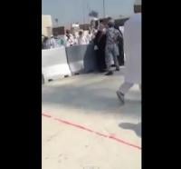رجل أمن سعودي يعتدي على حاج ويصفع وجهه