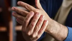 التهاب مفاصل الإبهام.. تحذيرات طبية وعلاج تدريجي