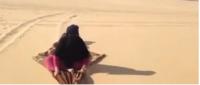 سعودي «يزلج» زوجته على رمال الصحراء‏