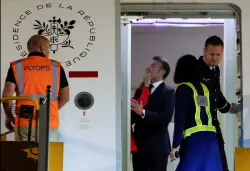 خلال مؤتمر صحافي.. ترامب يعلق بطريقة ساخرة على "صفعة الطائرة" ويوجه نصيحة للرئيس "ماكرون"