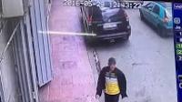 كاميرا المراقية تصور عملية سرقة هاتف ذكي من داخل سيارة بطنجة بطريقة خطيرة