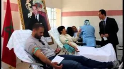زينب العدوي و بدر هاري يتبرعان بالدم بسوق أربعاء الغرب